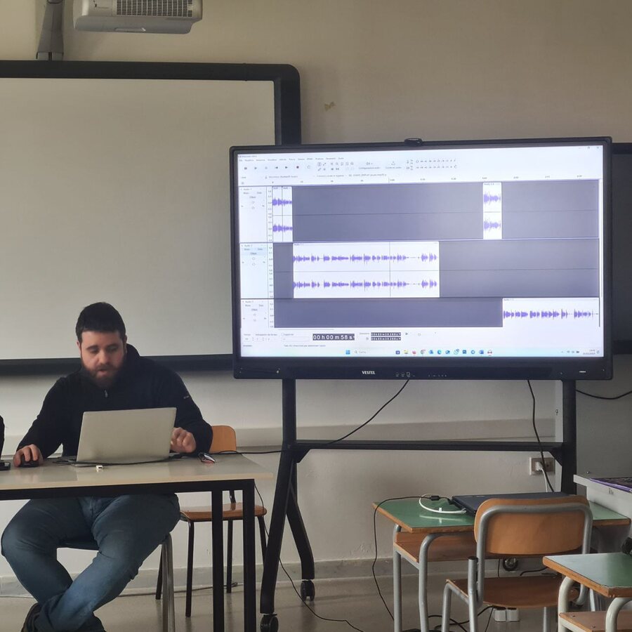 Giuliano Terenzi in aula durante una lezione di montaggio audio