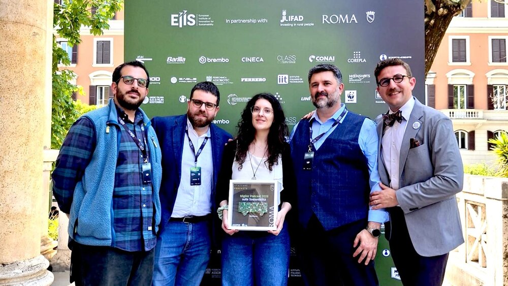 Giuliano Terenzi con il team ASSIPOD alla consegna del premio Vagone Verde all'EIIS Summit